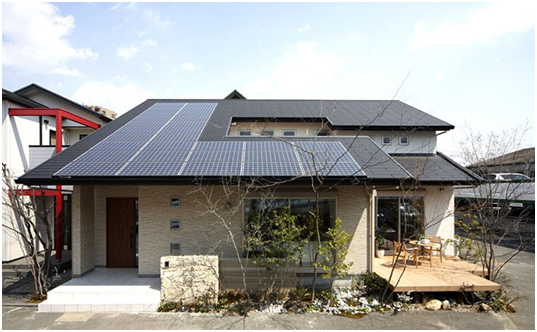 1階と2階を大屋根で覆い、太陽光パネルの効率とデザインを融合